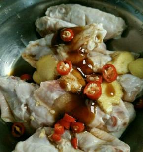 加入耗油、辣椒粒、生抽、盐、孜然粉和料酒，搅拌均匀后放到冰箱冷藏几个小时。