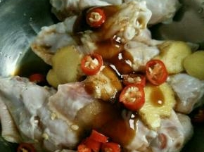 加入耗油、辣椒粒、生抽、盐、孜然粉和料酒，搅拌均匀后放到冰箱冷藏几个小时。