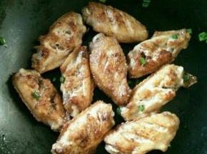 热锅凉油下鸡翅中，煎至两面金黄即可出锅。