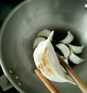 热锅凉油下饺子，码好。煎至底下微黄。