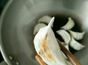 热锅凉油下饺子，码好。煎至底下微黄。