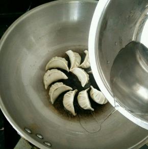 加入热水，到饺子的三分之一处即可。加盖焖到水份干。