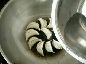加入热水，到饺子的三分之一处即可。加盖焖到水份干。