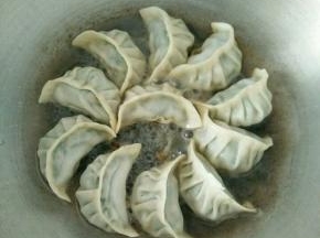 用适量淀粉，加入它10倍的水化开。然后沿着锅边倒入。再加盖焖到水干。