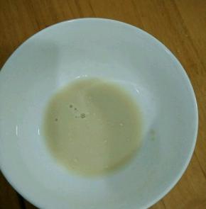 酵母用10克水化开，静置五分钟。