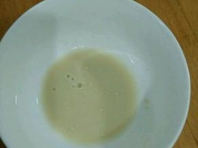 酵母用10克水化开，静置五分钟。