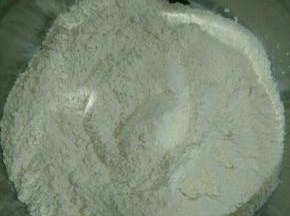 所有材料混合均匀，慢慢加入温水，用筷子搅成絮状。