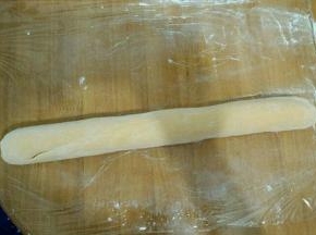 面团充分排气后搓成条。