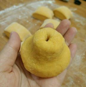 取个剂子搓圆，然后用虎口在三分之一处慢慢转圈，成一个梨的形状，用筷子在顶部捅个洞。依次做完。