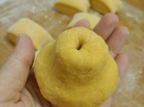 取个剂子搓圆，然后用虎口在三分之一处慢慢转圈，成一个梨的形状，用筷子在顶部捅个洞。依次做完。