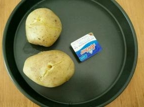 土豆上锅蒸熟。