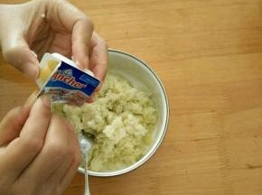去皮过筛，加入黄油。放到微波炉加热一分钟让黄油融化。