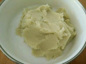 加入盐和胡椒粉，搅拌均匀。