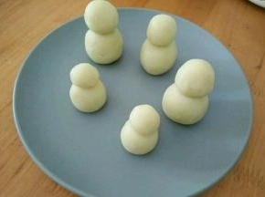 取适量土豆泥搓成一大一小的圆圈，叠起来。