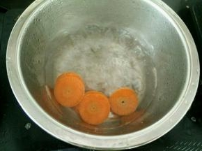 胡萝卜切成片煮熟，葱花也烫一下水。