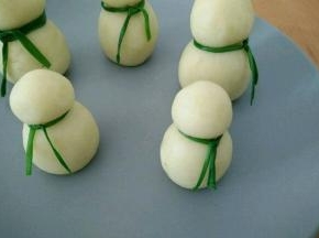 用葱花在两个圆圈中间打个节。