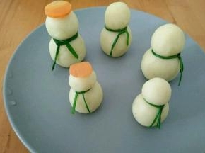 胡萝卜剪成圆圈做帽子。