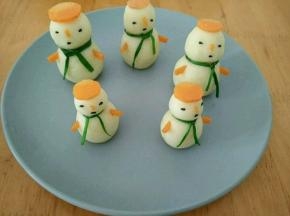 再剪两个小小的胡萝卜做手臂，土豆泥娃娃做好了。