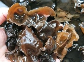 温水泡软。