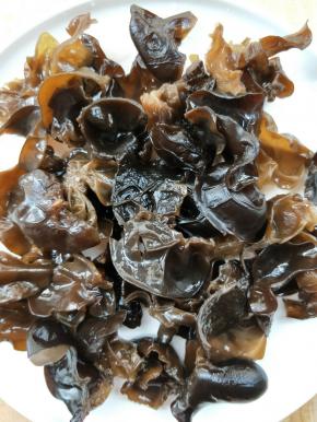 摘去根部，洗净。