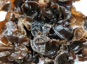 摘去根部，洗净。
