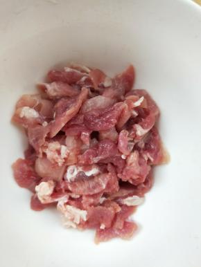 准备前腿肉，切丝。