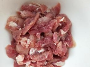 准备前腿肉，切丝。