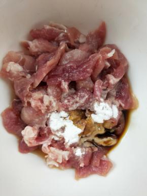 放碗中，用料酒、生抽、嫩肉粉，白糖搅拌腌制十五分钟。