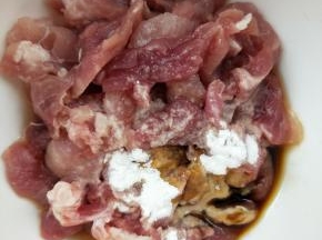 放碗中，用料酒、生抽、嫩肉粉，白糖搅拌腌制十五分钟。