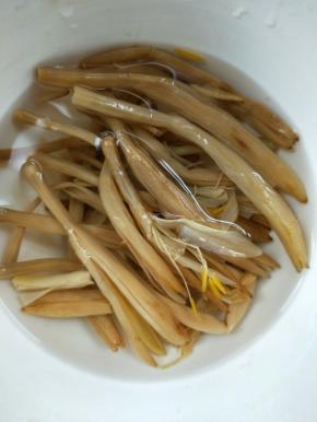 温水泡开，剪去硬梗，备用。