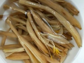 温水泡开，剪去硬梗，备用。