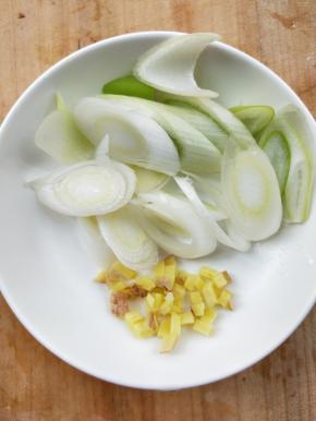 准备姜末和葱。