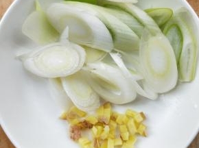 准备姜末和葱。