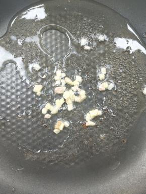 起油锅，放姜末煸出味。