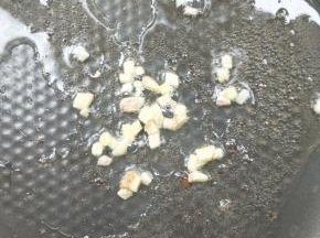 起油锅，放姜末煸出味。