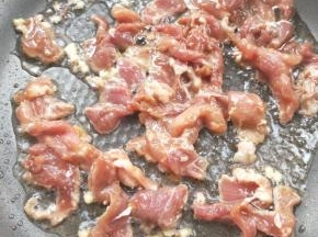 倒入肉丝。