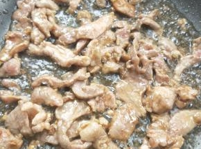 煸炒变色。