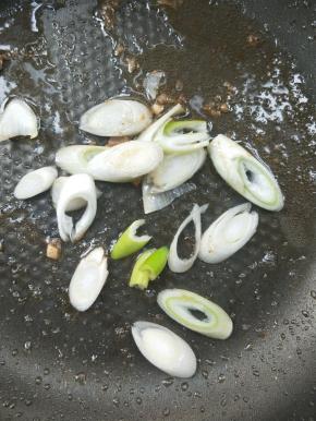 锅中放葱煸香。