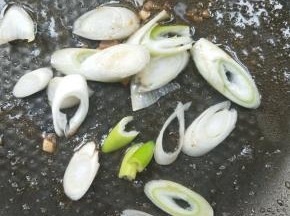 锅中放葱煸香。
