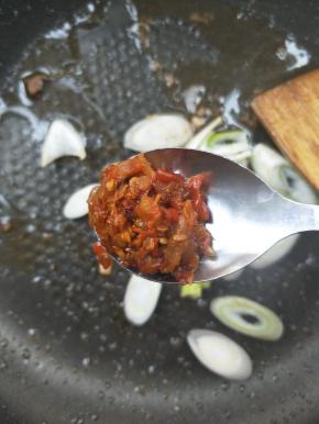 放一勺鲜椒酱。