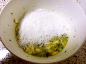 加入少许盐，25克清水，筛入面粉