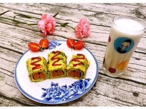 装饰上小番茄和番茄酱，再搭配一杯牛奶，早餐棒棒哒