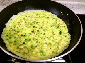 搅拌好的全部蛋液倒入