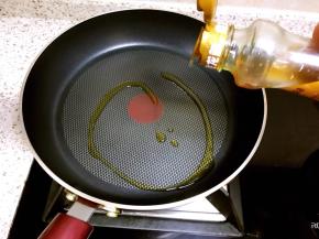 起油锅放入麻油