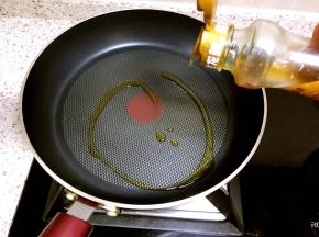 起油锅放入麻油