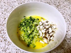 鸡蛋打散，香菇和西兰花洗净切碎，加入蛋液中拌匀