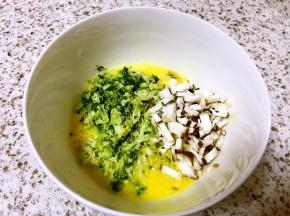 鸡蛋打散，香菇和西兰花洗净切碎，加入蛋液中拌匀