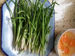 清洗干净蒜苗