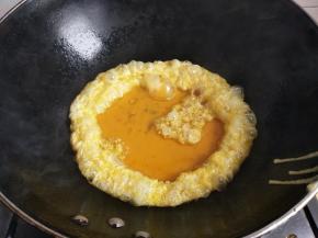 热锅入油放入鸡蛋液