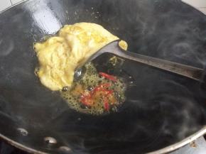 放在油里炸一下